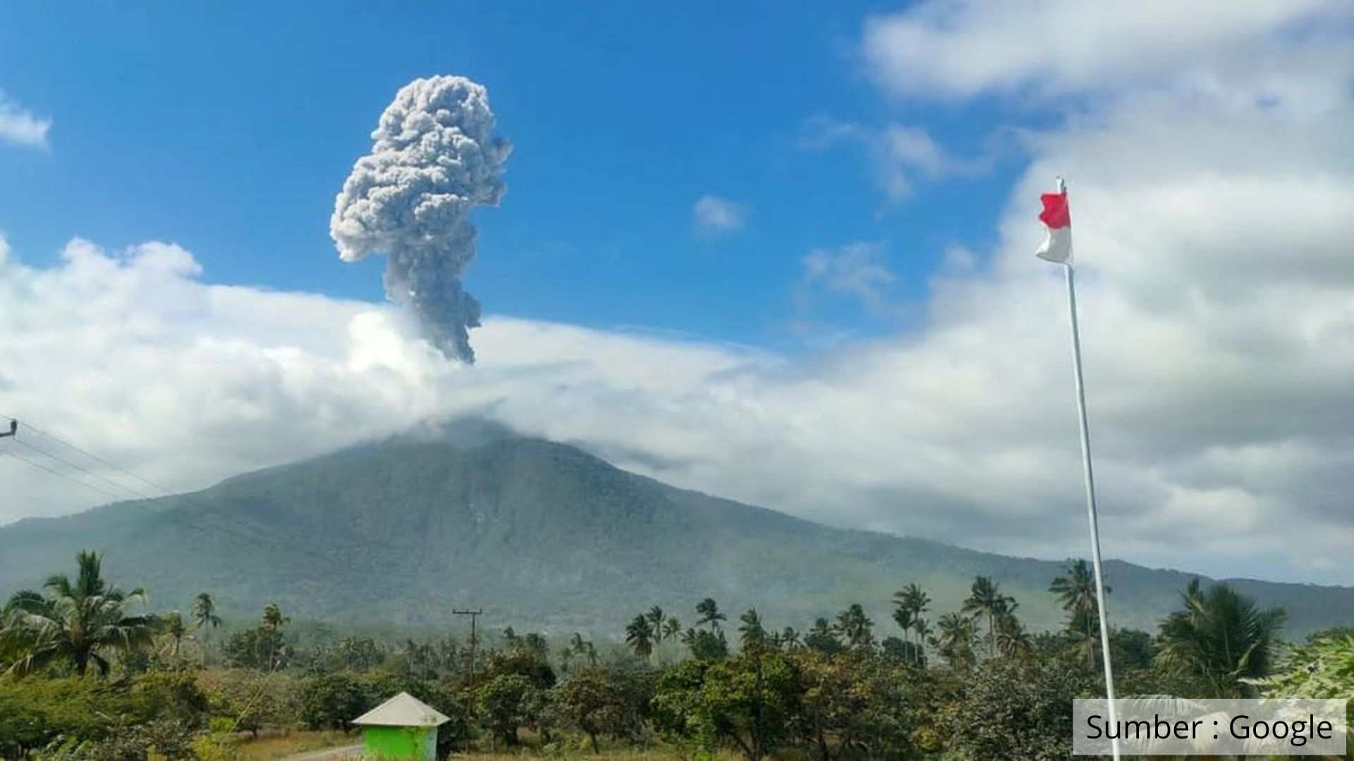 NTT Dibangunkan Letusan, Gunung Lewotobi Laki-laki Semburkan Abu Pagi Ini